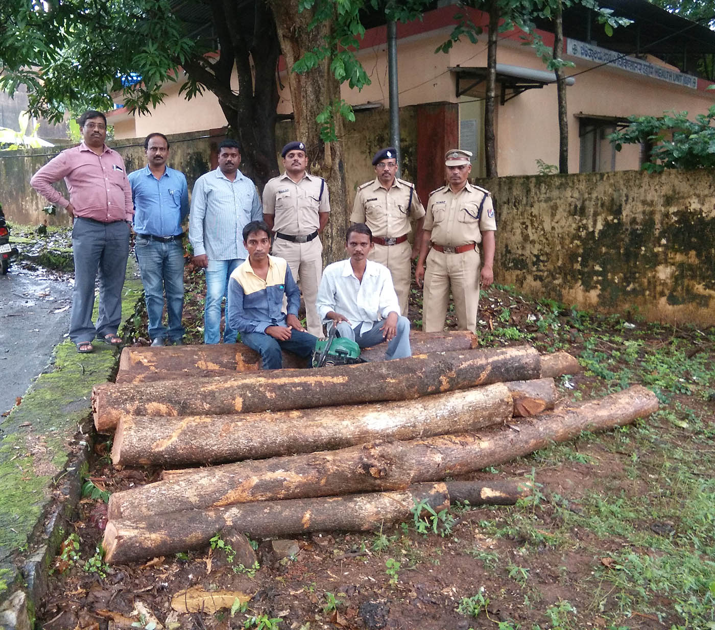 ಉಡುಪಿ: ಸಾಗುವಾನಿ ಮರ ವಶ, ಇಬ್ಬರ ಬಂಧನ